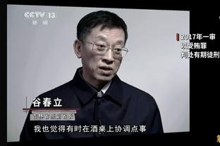 拉塞尔与女友当众亲亲秀恩爱？儿子在旁瞪大了眼睛？